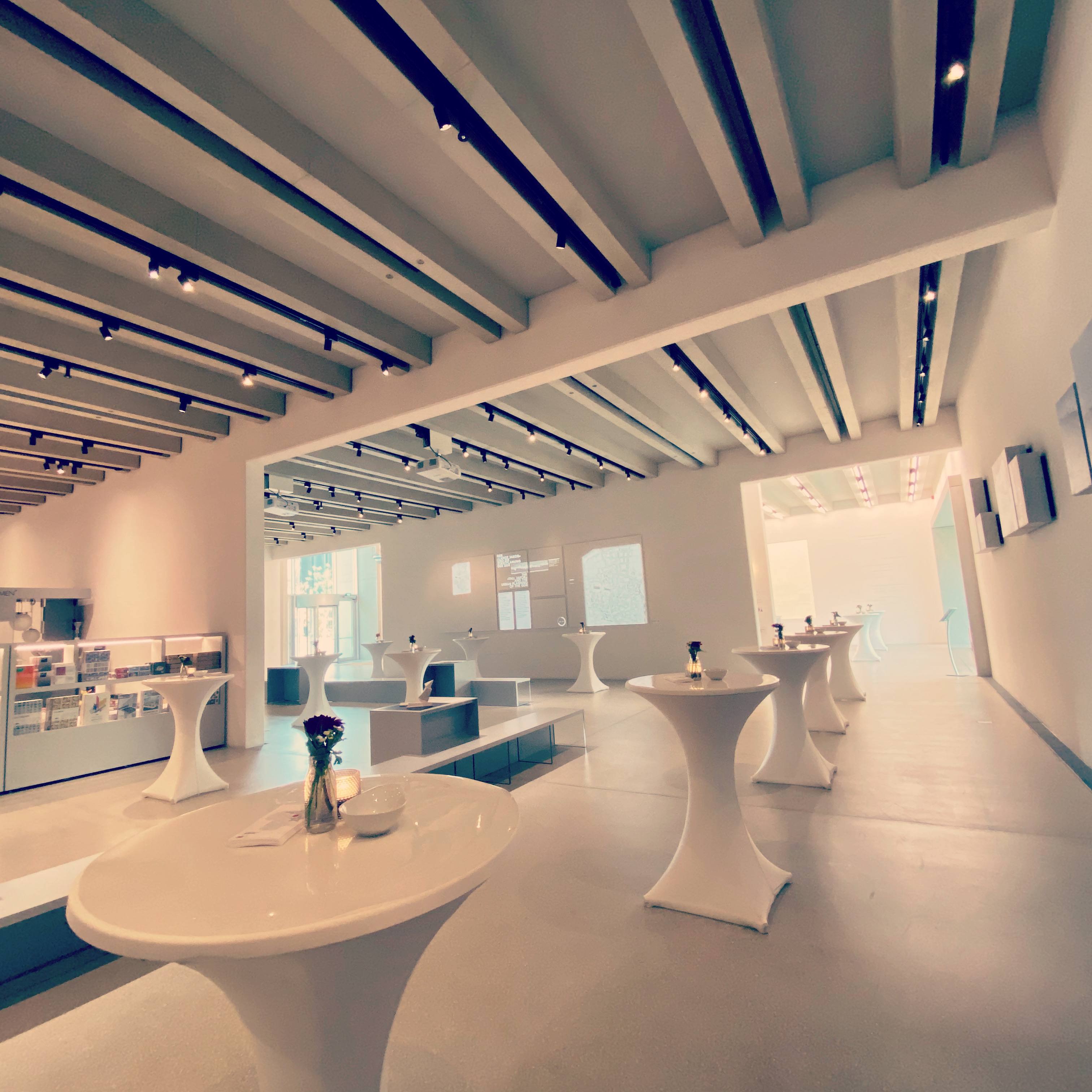 Foyer des Bauhaus-Museums Weimar mit weißen Stehtischen und Blumen, eingerichtet für einen Empfang